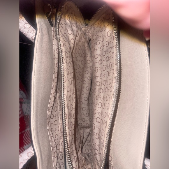 GUESS purse. New - Picture 2 of 2